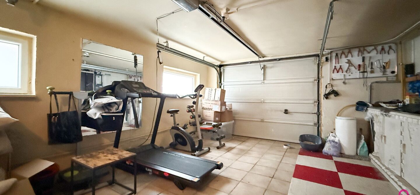 Bij ImmoFusion 7/7 “open huis”: klik op onze 3D-TOUR.
Ervaar vastgoed alsof je er zelf doorloopt!

Ontdek deze charmante open bebouwing aan de Edward Staintonstraat 17 in Heusden-Zolder, perfect gelegen in het centrum van Heusden. Deze woning met een 