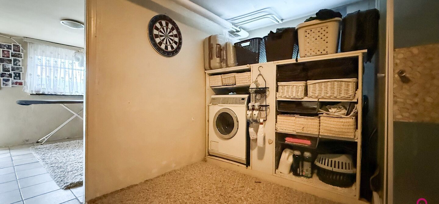 Bij ImmoFusion 7/7 “open huis”: klik op onze 3D-TOUR.
Ervaar vastgoed alsof je er zelf doorloopt!

Ontdek deze charmante open bebouwing aan de Edward Staintonstraat 17 in Heusden-Zolder, perfect gelegen in het centrum van Heusden. Deze woning met een 