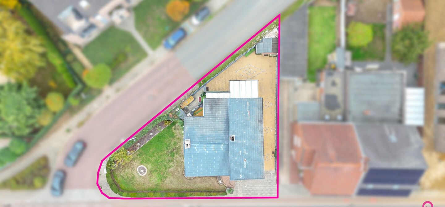 Bij ImmoFusion 7/7 “open huis”: klik op onze 3D-TOUR.
Ervaar vastgoed alsof je er zelf doorloopt!

Ontdek deze charmante open bebouwing aan de Edward Staintonstraat 17 in Heusden-Zolder, perfect gelegen in het centrum van Heusden. Deze woning met een 