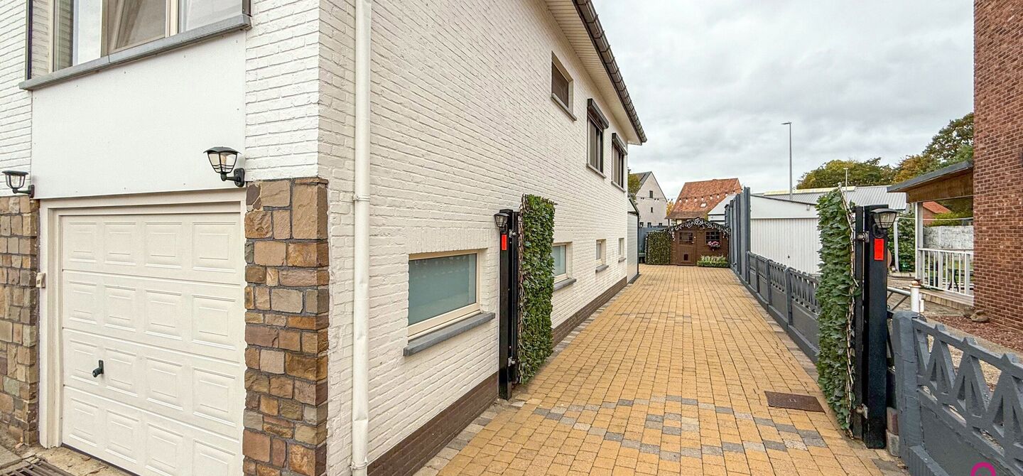 Bij ImmoFusion 7/7 “open huis”: klik op onze 3D-TOUR.
Ervaar vastgoed alsof je er zelf doorloopt!

Ontdek deze charmante open bebouwing aan de Edward Staintonstraat 17 in Heusden-Zolder, perfect gelegen in het centrum van Heusden. Deze woning met een 
