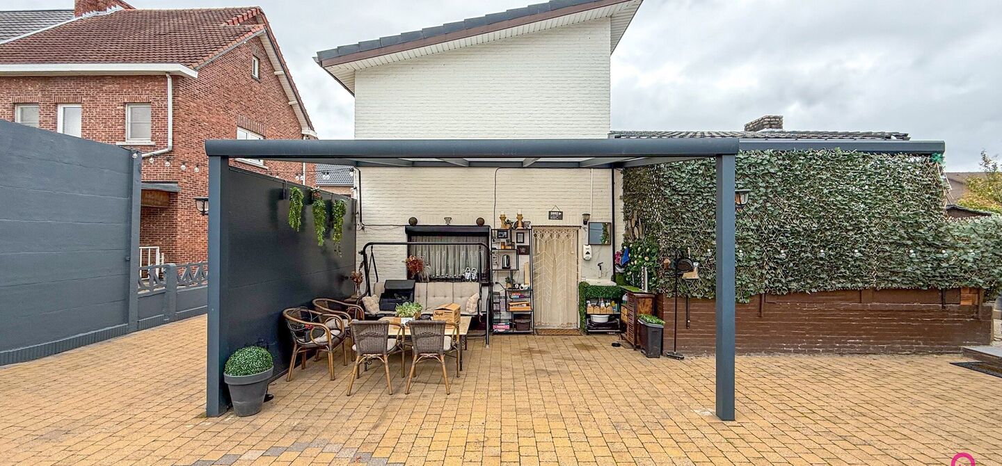 Bij ImmoFusion 7/7 “open huis”: klik op onze 3D-TOUR.
Ervaar vastgoed alsof je er zelf doorloopt!

Ontdek deze charmante open bebouwing aan de Edward Staintonstraat 17 in Heusden-Zolder, perfect gelegen in het centrum van Heusden. Deze woning met een 