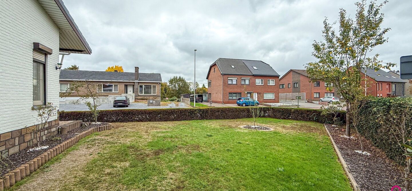 Bij ImmoFusion 7/7 “open huis”: klik op onze 3D-TOUR.
Ervaar vastgoed alsof je er zelf doorloopt!

Ontdek deze charmante open bebouwing aan de Edward Staintonstraat 17 in Heusden-Zolder, perfect gelegen in het centrum van Heusden. Deze woning met een 