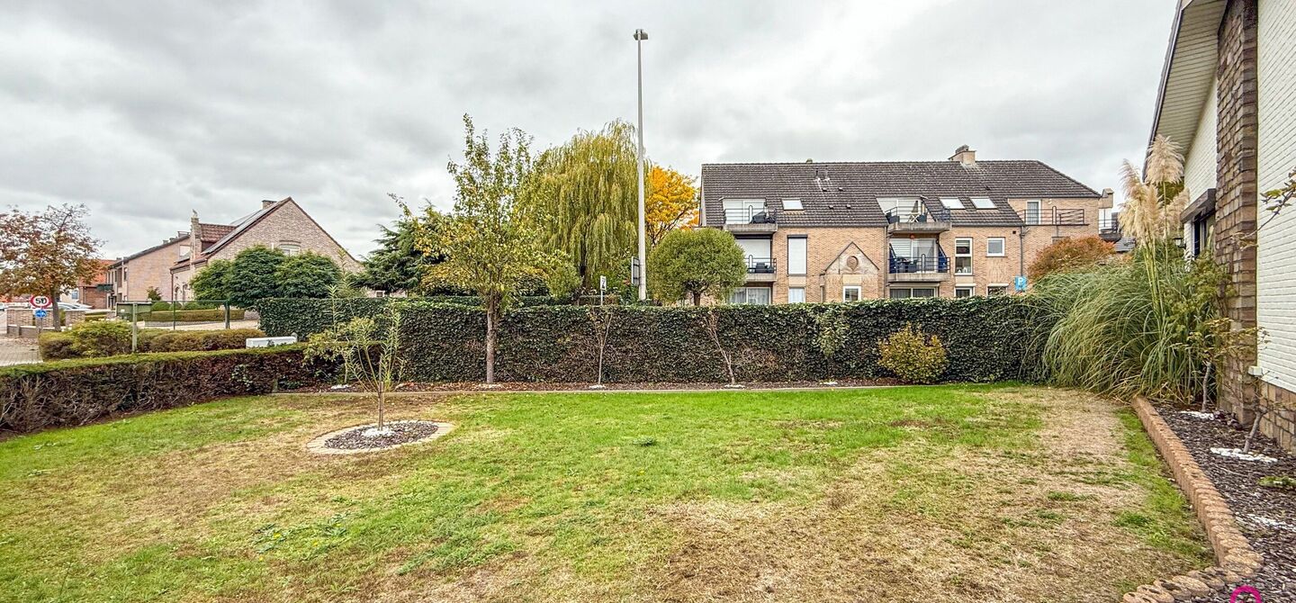 Bij ImmoFusion 7/7 “open huis”: klik op onze 3D-TOUR.
Ervaar vastgoed alsof je er zelf doorloopt!

Ontdek deze charmante open bebouwing aan de Edward Staintonstraat 17 in Heusden-Zolder, perfect gelegen in het centrum van Heusden. Deze woning met een 