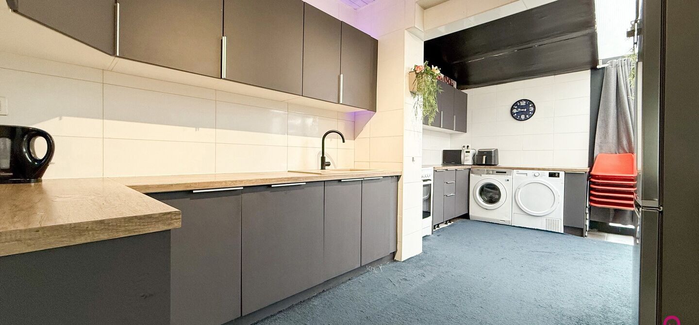 Bij ImmoFusion 7/7 “open huis”: klik op onze 3D-TOUR.
Ervaar vastgoed alsof je er zelf doorloopt!

Ontdek deze volledig gerenoveerde woning gelegen in een rustige woonwijk van Heusden-Zolder. Met een bewoonbare oppervlakte van 152 m² op een perceel v