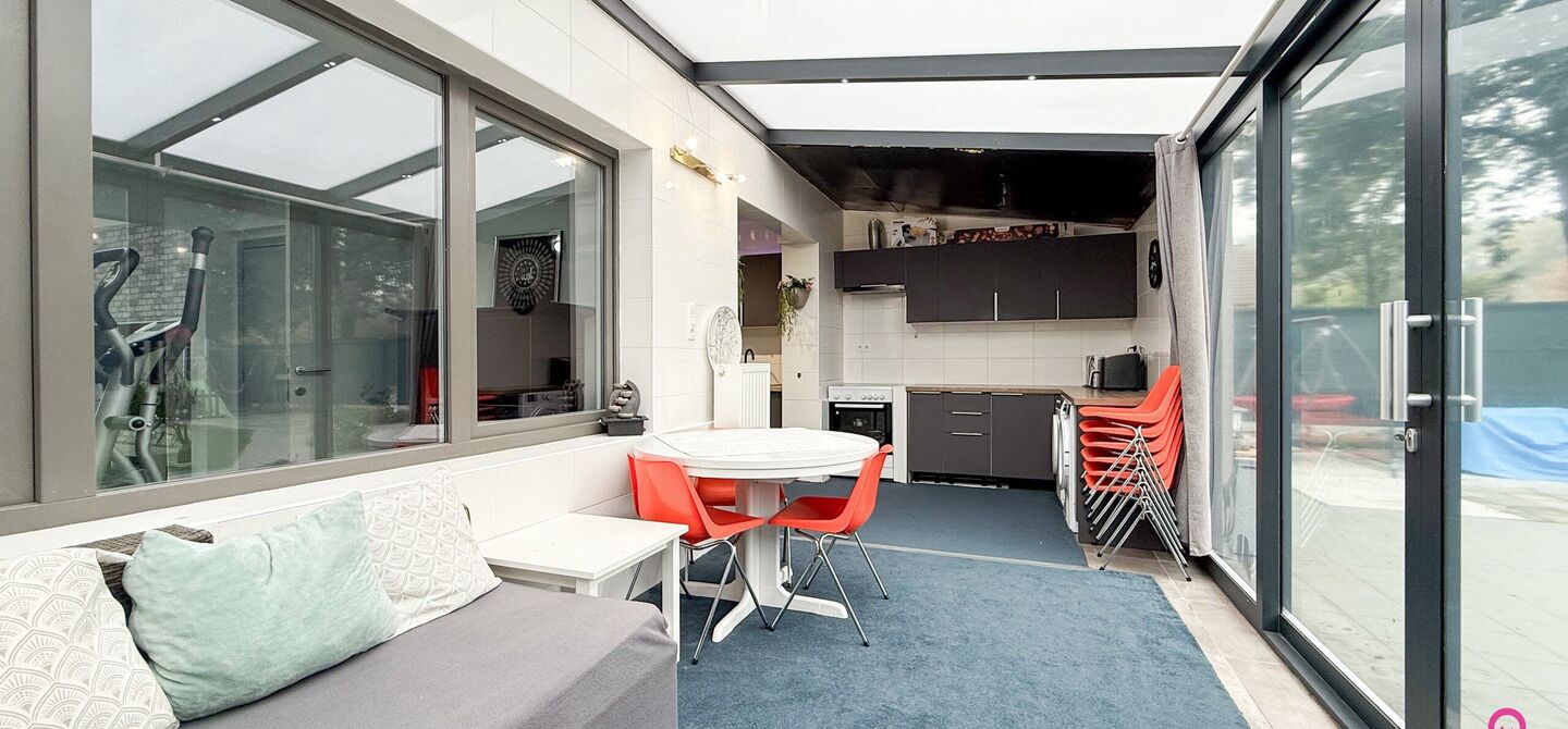 Bij ImmoFusion 7/7 “open huis”: klik op onze 3D-TOUR.
Ervaar vastgoed alsof je er zelf doorloopt!

Ontdek deze volledig gerenoveerde woning gelegen in een rustige woonwijk van Heusden-Zolder. Met een bewoonbare oppervlakte van 152 m² op een perceel v