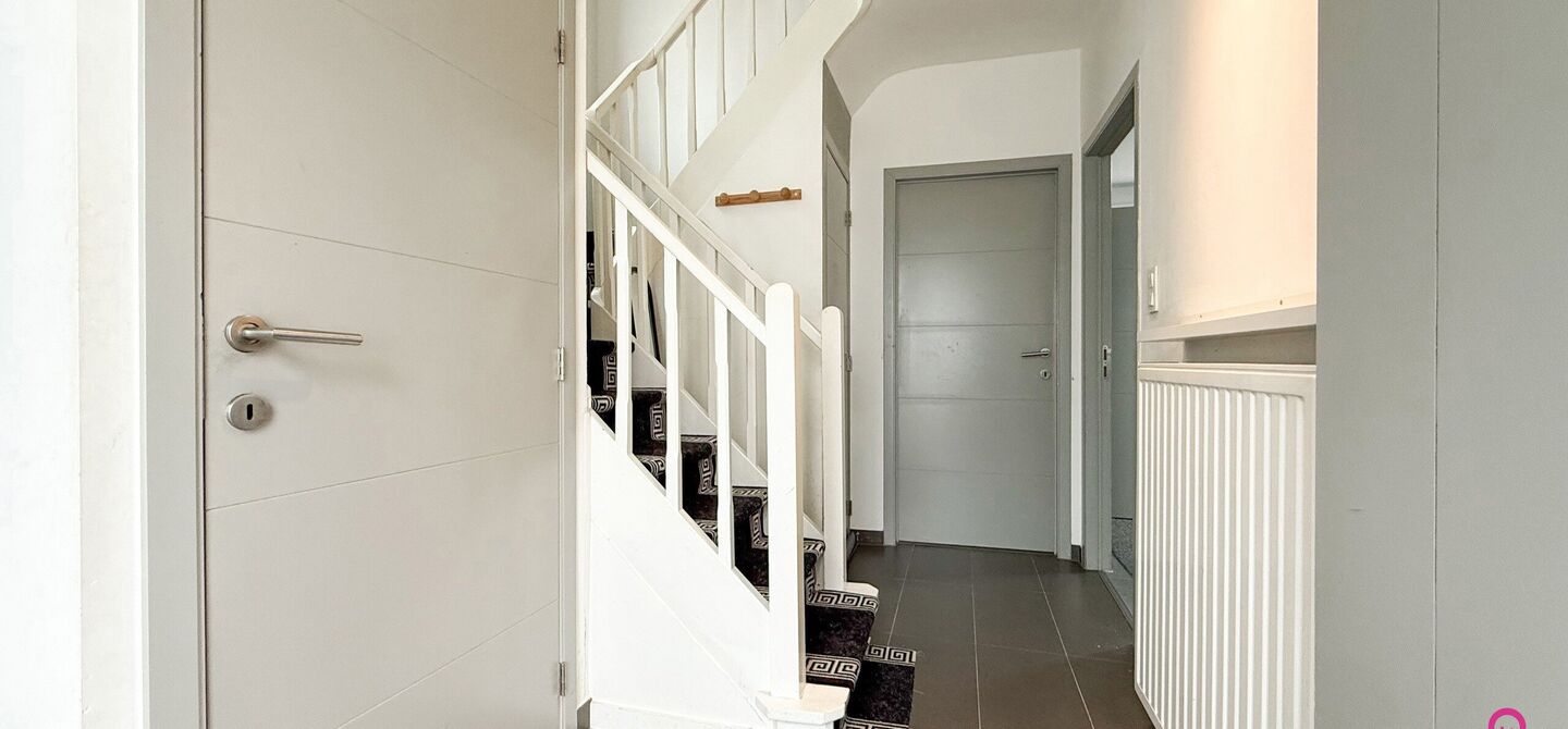 Bij ImmoFusion 7/7 “open huis”: klik op onze 3D-TOUR.
Ervaar vastgoed alsof je er zelf doorloopt!

Ontdek deze volledig gerenoveerde woning gelegen in een rustige woonwijk van Heusden-Zolder. Met een bewoonbare oppervlakte van 152 m² op een perceel v