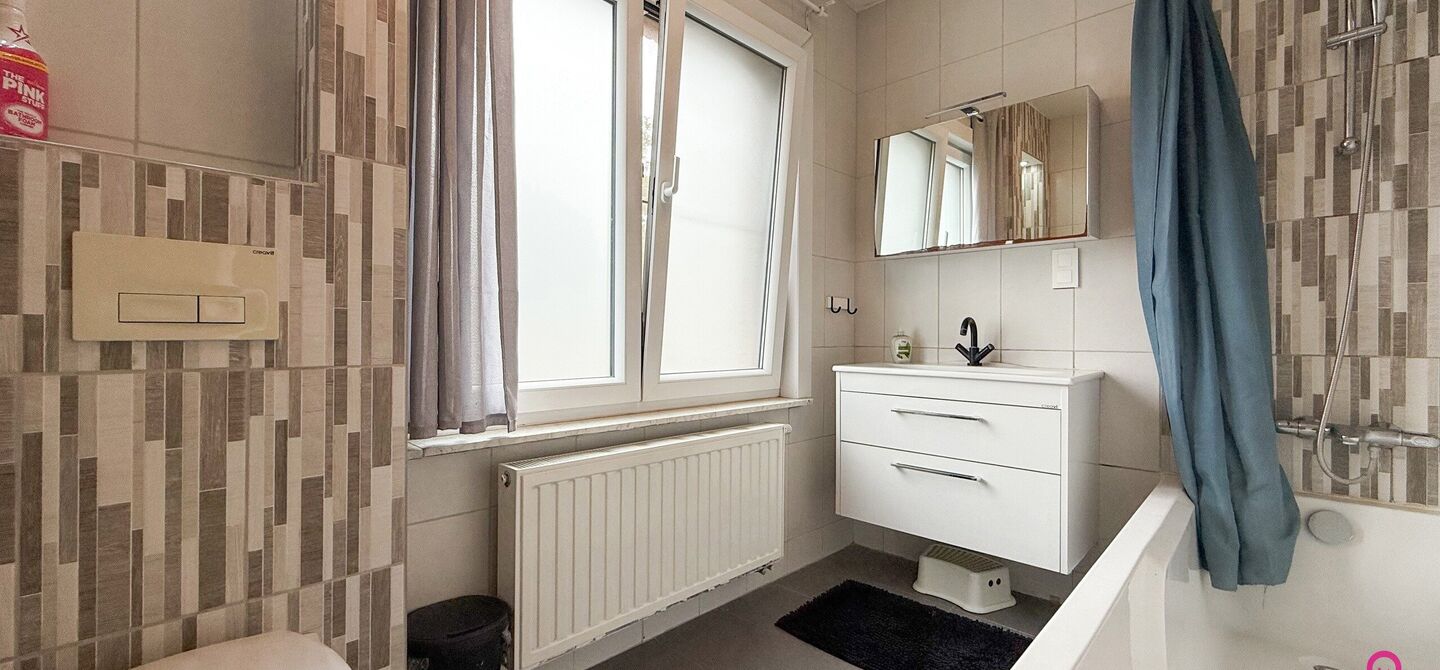 Bij ImmoFusion 7/7 “open huis”: klik op onze 3D-TOUR.
Ervaar vastgoed alsof je er zelf doorloopt!

Ontdek deze volledig gerenoveerde woning gelegen in een rustige woonwijk van Heusden-Zolder. Met een bewoonbare oppervlakte van 152 m² op een perceel v