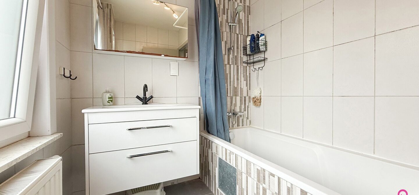 Bij ImmoFusion 7/7 “open huis”: klik op onze 3D-TOUR.
Ervaar vastgoed alsof je er zelf doorloopt!

Ontdek deze volledig gerenoveerde woning gelegen in een rustige woonwijk van Heusden-Zolder. Met een bewoonbare oppervlakte van 152 m² op een perceel v