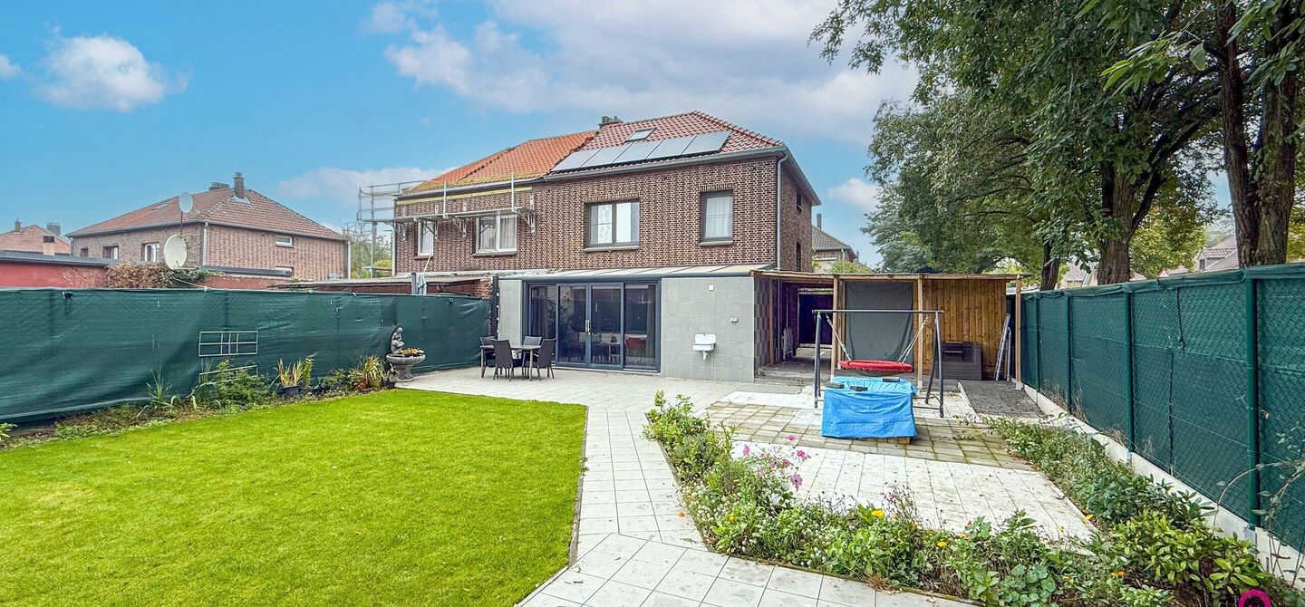 Bij ImmoFusion 7/7 “open huis”: klik op onze 3D-TOUR.
Ervaar vastgoed alsof je er zelf doorloopt!

Ontdek deze volledig gerenoveerde woning gelegen in een rustige woonwijk van Heusden-Zolder. Met een bewoonbare oppervlakte van 152 m² op een perceel v