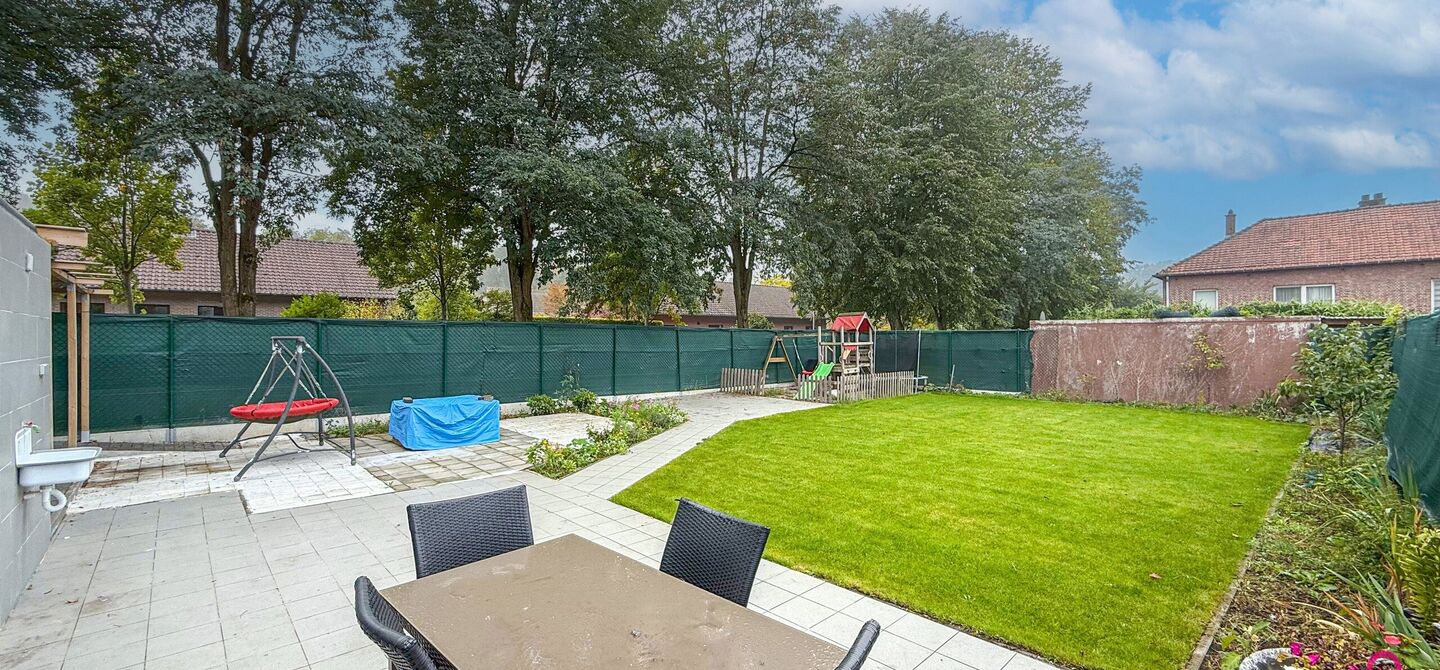 Bij ImmoFusion 7/7 “open huis”: klik op onze 3D-TOUR.
Ervaar vastgoed alsof je er zelf doorloopt!

Ontdek deze volledig gerenoveerde woning gelegen in een rustige woonwijk van Heusden-Zolder. Met een bewoonbare oppervlakte van 152 m² op een perceel v