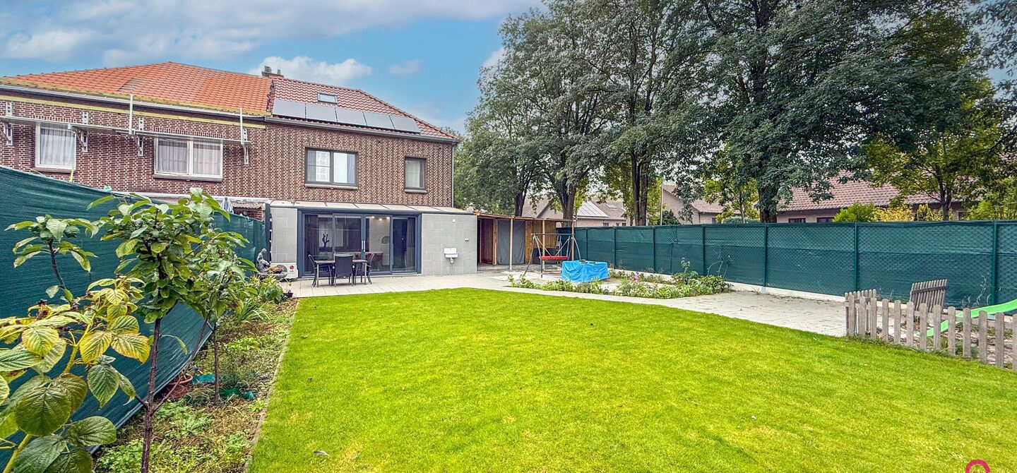 Bij ImmoFusion 7/7 “open huis”: klik op onze 3D-TOUR.
Ervaar vastgoed alsof je er zelf doorloopt!

Ontdek deze volledig gerenoveerde woning gelegen in een rustige woonwijk van Heusden-Zolder. Met een bewoonbare oppervlakte van 152 m² op een perceel v
