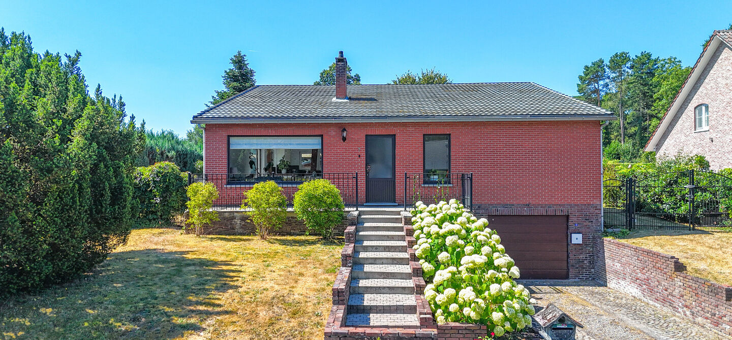 Instapklare woning met een uitzonderlijk groot perceel en een rustige ligging. Dan is deze volledig gerenoveerde gezinswoning aan de Schansweg 7 in Houthalen-Helchteren zeker een bezoek waard.

De woning bevindt zich op een prachtig perceel van maar liefs