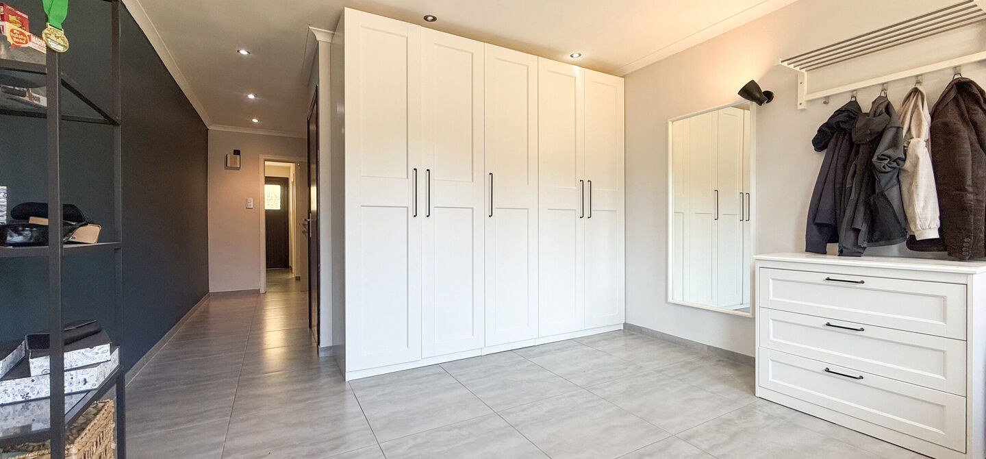Instapklare woning met een uitzonderlijk groot perceel en een rustige ligging. Dan is deze volledig gerenoveerde gezinswoning aan de Schansweg 7 in Houthalen-Helchteren zeker een bezoek waard.

De woning bevindt zich op een prachtig perceel van maar liefs