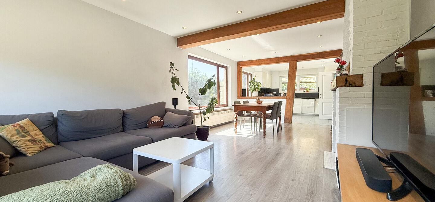 Instapklare woning met een uitzonderlijk groot perceel en een rustige ligging. Dan is deze volledig gerenoveerde gezinswoning aan de Schansweg 7 in Houthalen-Helchteren zeker een bezoek waard.

De woning bevindt zich op een prachtig perceel van maar liefs