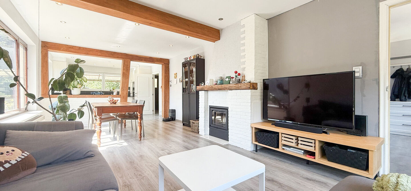 Instapklare woning met een uitzonderlijk groot perceel en een rustige ligging. Dan is deze volledig gerenoveerde gezinswoning aan de Schansweg 7 in Houthalen-Helchteren zeker een bezoek waard.

De woning bevindt zich op een prachtig perceel van maar liefs