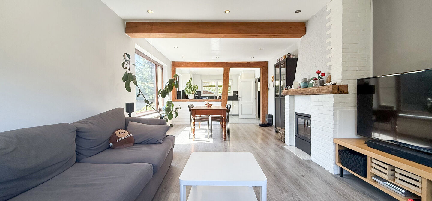Instapklare woning met een uitzonderlijk groot perceel en een rustige ligging. Dan is deze volledig gerenoveerde gezinswoning aan de Schansweg 7 in Houthalen-Helchteren zeker een bezoek waard.

De woning bevindt zich op een prachtig perceel van maar liefs