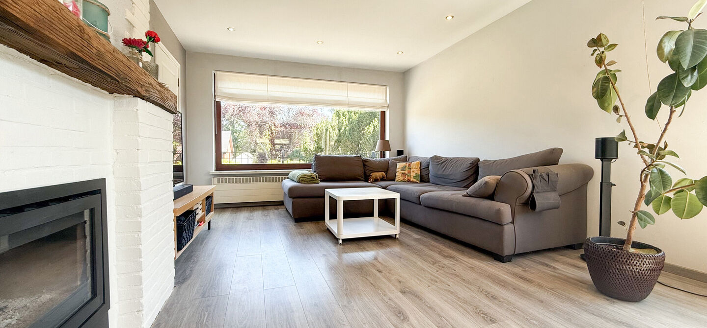 Instapklare woning met een uitzonderlijk groot perceel en een rustige ligging. Dan is deze volledig gerenoveerde gezinswoning aan de Schansweg 7 in Houthalen-Helchteren zeker een bezoek waard.

De woning bevindt zich op een prachtig perceel van maar liefs