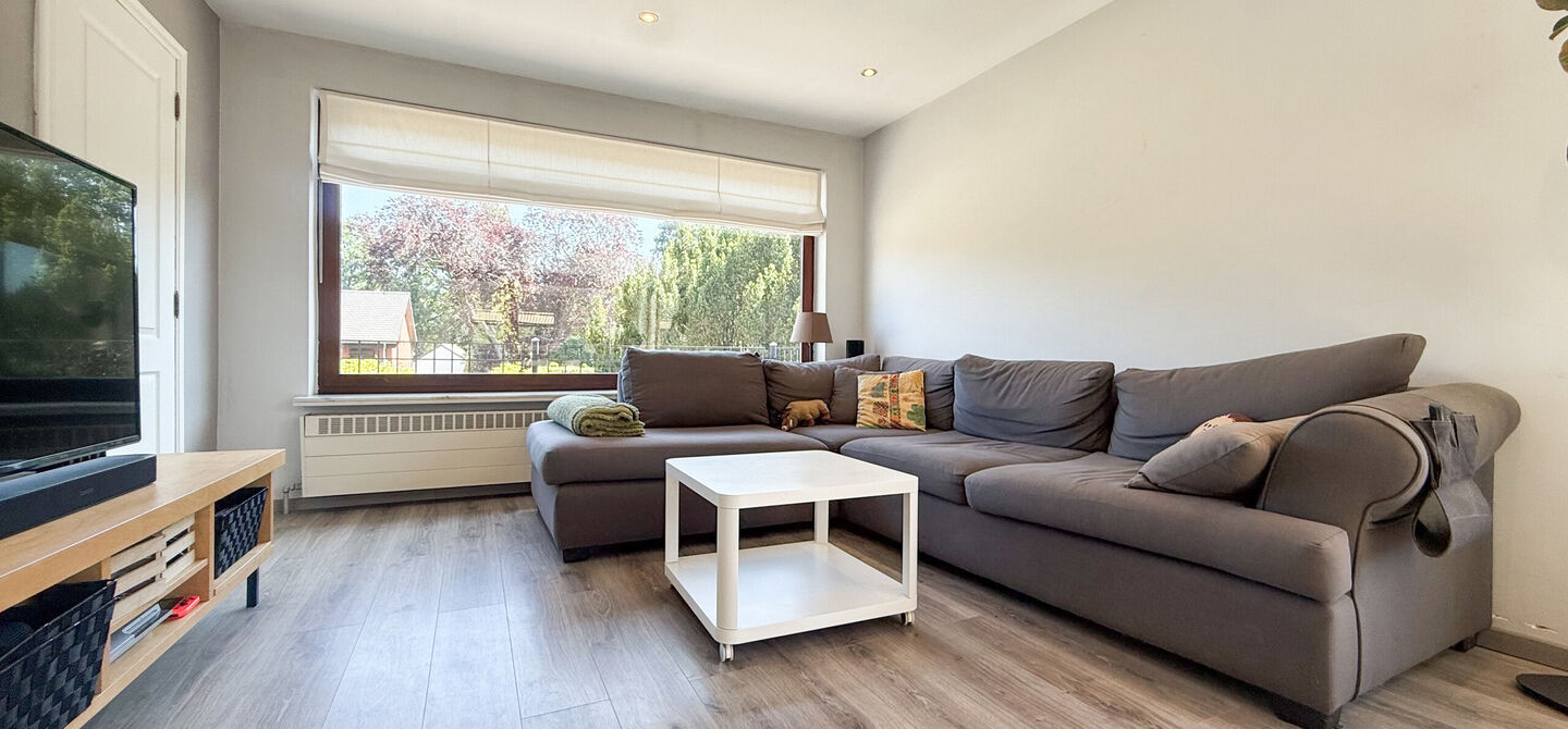 Instapklare woning met een uitzonderlijk groot perceel en een rustige ligging. Dan is deze volledig gerenoveerde gezinswoning aan de Schansweg 7 in Houthalen-Helchteren zeker een bezoek waard.

De woning bevindt zich op een prachtig perceel van maar liefs