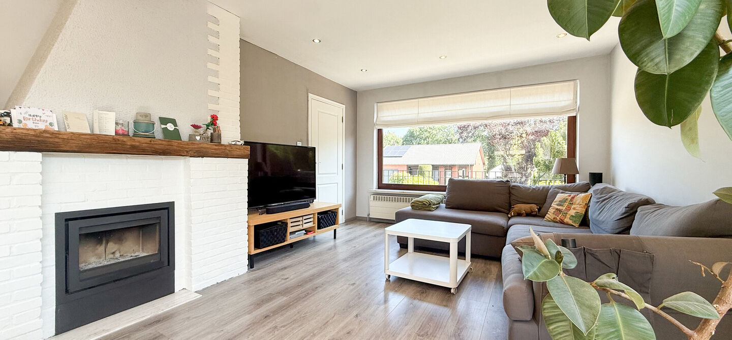 Instapklare woning met een uitzonderlijk groot perceel en een rustige ligging. Dan is deze volledig gerenoveerde gezinswoning aan de Schansweg 7 in Houthalen-Helchteren zeker een bezoek waard.

De woning bevindt zich op een prachtig perceel van maar liefs