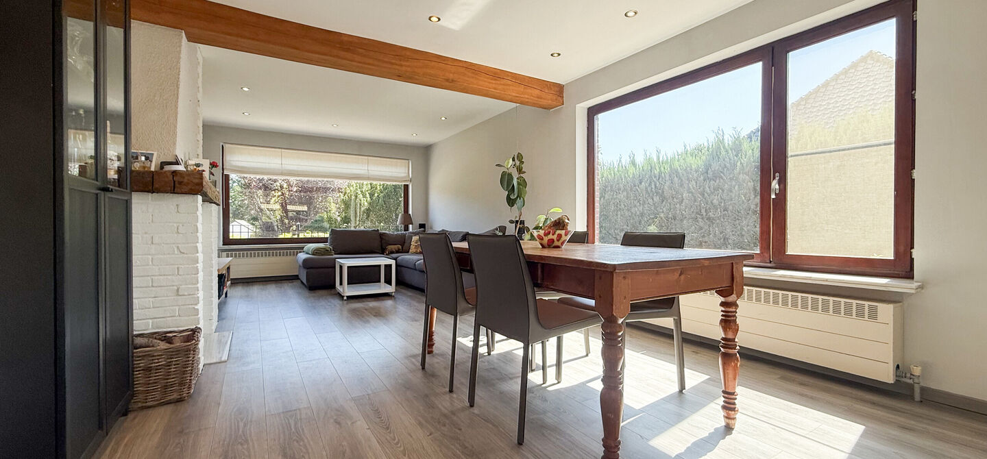 Instapklare woning met een uitzonderlijk groot perceel en een rustige ligging. Dan is deze volledig gerenoveerde gezinswoning aan de Schansweg 7 in Houthalen-Helchteren zeker een bezoek waard.

De woning bevindt zich op een prachtig perceel van maar liefs