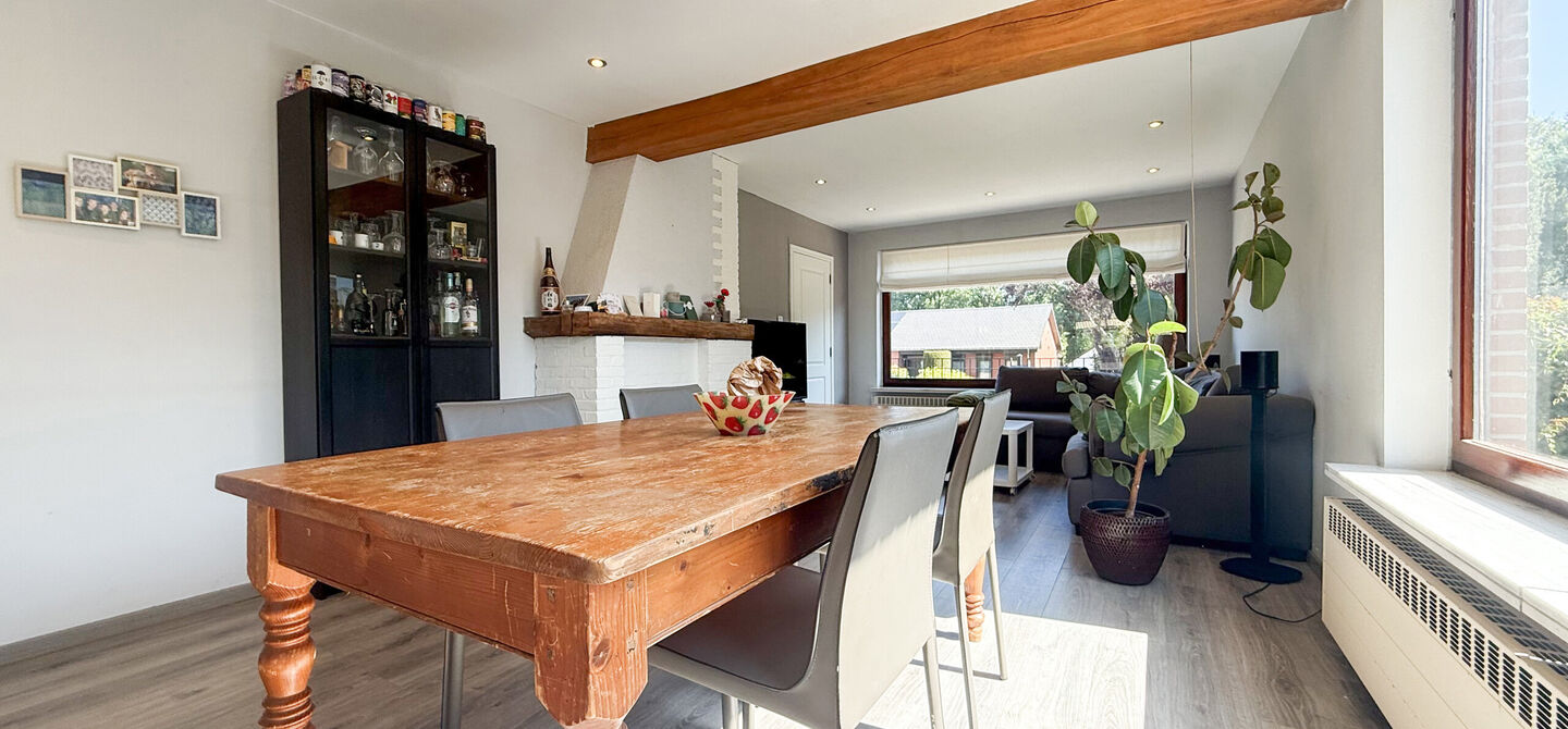 Instapklare woning met een uitzonderlijk groot perceel en een rustige ligging. Dan is deze volledig gerenoveerde gezinswoning aan de Schansweg 7 in Houthalen-Helchteren zeker een bezoek waard.

De woning bevindt zich op een prachtig perceel van maar liefs