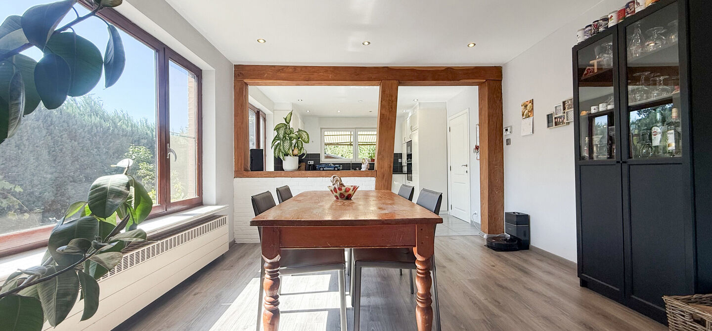 Instapklare woning met een uitzonderlijk groot perceel en een rustige ligging. Dan is deze volledig gerenoveerde gezinswoning aan de Schansweg 7 in Houthalen-Helchteren zeker een bezoek waard.

De woning bevindt zich op een prachtig perceel van maar liefs