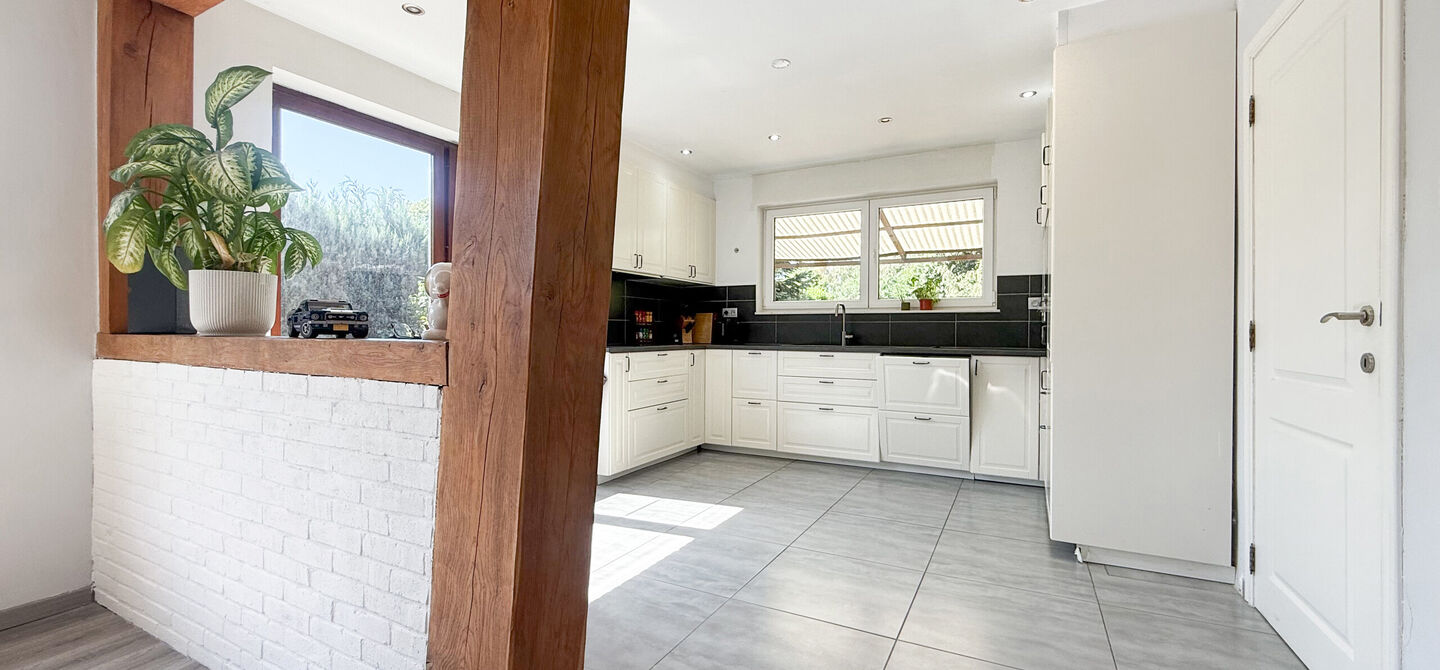 Instapklare woning met een uitzonderlijk groot perceel en een rustige ligging. Dan is deze volledig gerenoveerde gezinswoning aan de Schansweg 7 in Houthalen-Helchteren zeker een bezoek waard.

De woning bevindt zich op een prachtig perceel van maar liefs