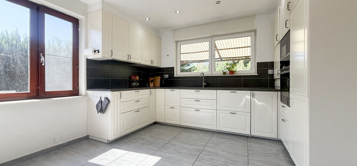 Instapklare woning met een uitzonderlijk groot perceel en een rustige ligging. Dan is deze volledig gerenoveerde gezinswoning aan de Schansweg 7 in Houthalen-Helchteren zeker een bezoek waard.

De woning bevindt zich op een prachtig perceel van maar liefs