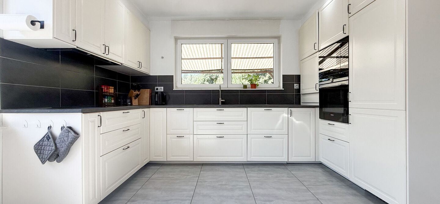 Instapklare woning met een uitzonderlijk groot perceel en een rustige ligging. Dan is deze volledig gerenoveerde gezinswoning aan de Schansweg 7 in Houthalen-Helchteren zeker een bezoek waard.

De woning bevindt zich op een prachtig perceel van maar liefs