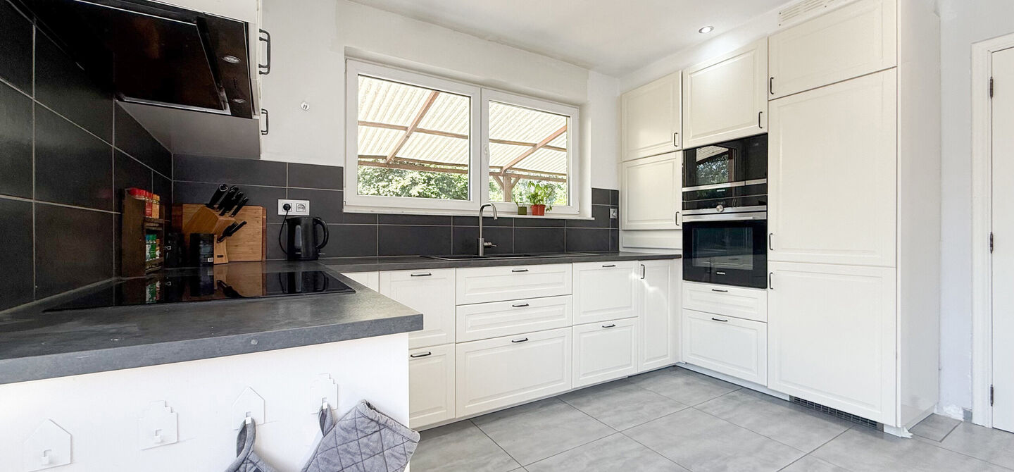 Instapklare woning met een uitzonderlijk groot perceel en een rustige ligging. Dan is deze volledig gerenoveerde gezinswoning aan de Schansweg 7 in Houthalen-Helchteren zeker een bezoek waard.

De woning bevindt zich op een prachtig perceel van maar liefs