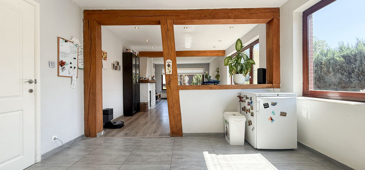 Instapklare woning met een uitzonderlijk groot perceel en een rustige ligging. Dan is deze volledig gerenoveerde gezinswoning aan de Schansweg 7 in Houthalen-Helchteren zeker een bezoek waard.

De woning bevindt zich op een prachtig perceel van maar liefs
