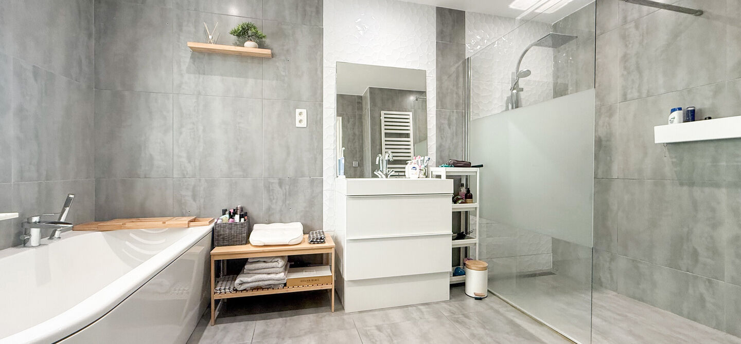 Instapklare woning met een uitzonderlijk groot perceel en een rustige ligging. Dan is deze volledig gerenoveerde gezinswoning aan de Schansweg 7 in Houthalen-Helchteren zeker een bezoek waard.

De woning bevindt zich op een prachtig perceel van maar liefs