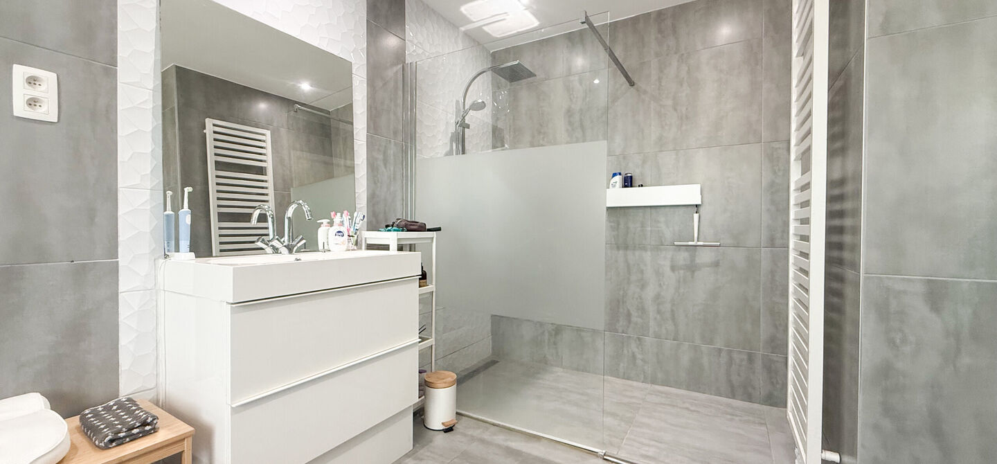 Instapklare woning met een uitzonderlijk groot perceel en een rustige ligging. Dan is deze volledig gerenoveerde gezinswoning aan de Schansweg 7 in Houthalen-Helchteren zeker een bezoek waard.

De woning bevindt zich op een prachtig perceel van maar liefs