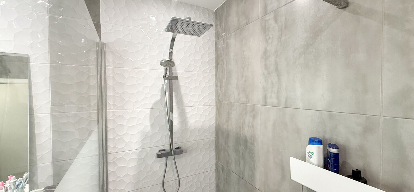 Instapklare woning met een uitzonderlijk groot perceel en een rustige ligging. Dan is deze volledig gerenoveerde gezinswoning aan de Schansweg 7 in Houthalen-Helchteren zeker een bezoek waard.

De woning bevindt zich op een prachtig perceel van maar liefs