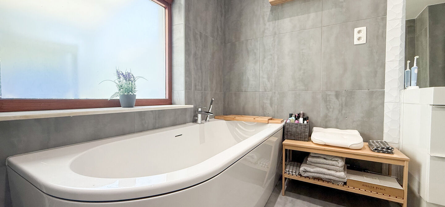 Instapklare woning met een uitzonderlijk groot perceel en een rustige ligging. Dan is deze volledig gerenoveerde gezinswoning aan de Schansweg 7 in Houthalen-Helchteren zeker een bezoek waard.

De woning bevindt zich op een prachtig perceel van maar liefs