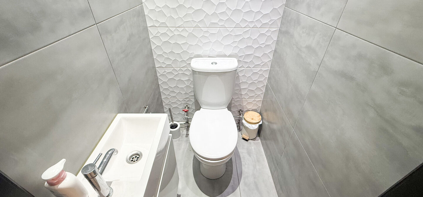 Instapklare woning met een uitzonderlijk groot perceel en een rustige ligging. Dan is deze volledig gerenoveerde gezinswoning aan de Schansweg 7 in Houthalen-Helchteren zeker een bezoek waard.

De woning bevindt zich op een prachtig perceel van maar liefs