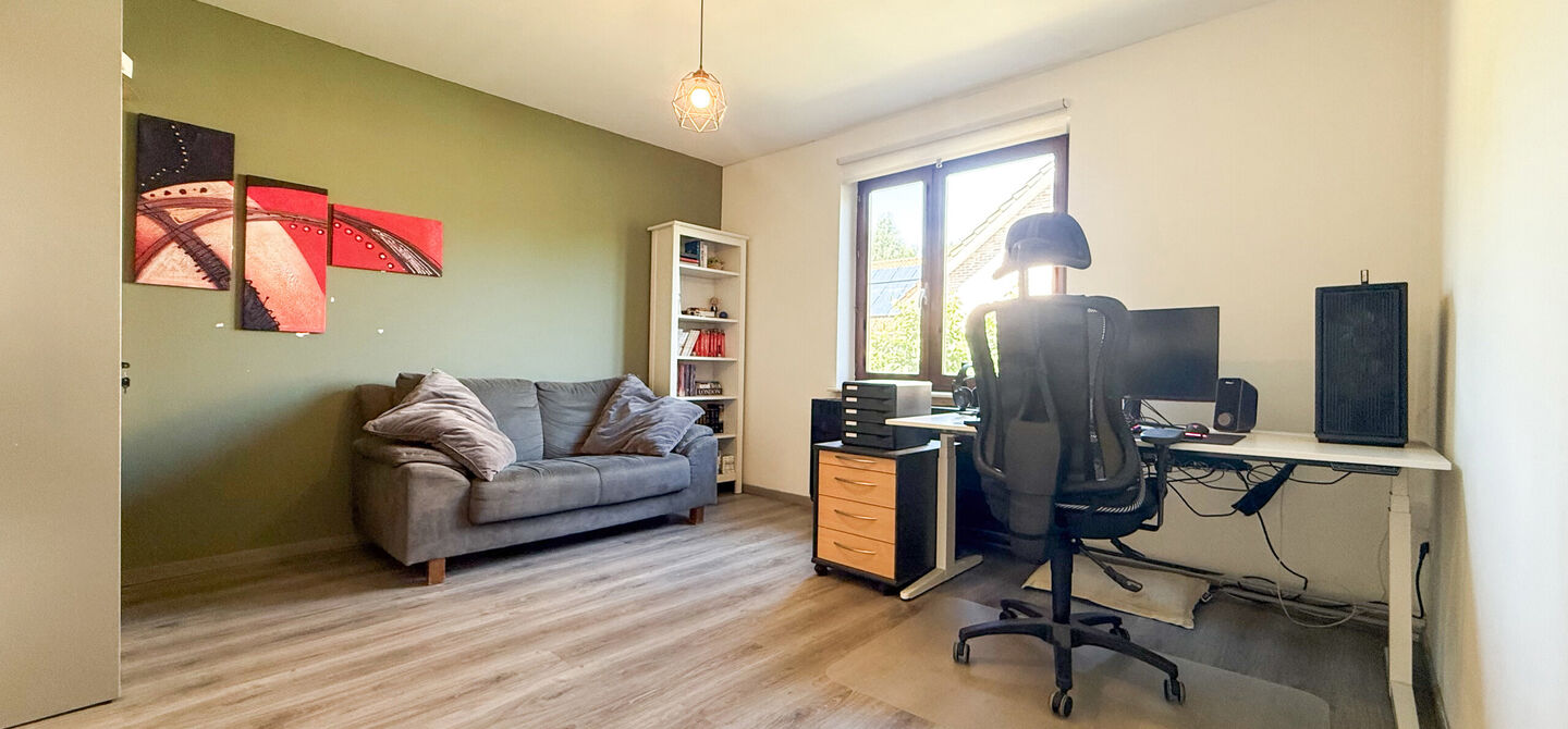 Instapklare woning met een uitzonderlijk groot perceel en een rustige ligging. Dan is deze volledig gerenoveerde gezinswoning aan de Schansweg 7 in Houthalen-Helchteren zeker een bezoek waard.

De woning bevindt zich op een prachtig perceel van maar liefs