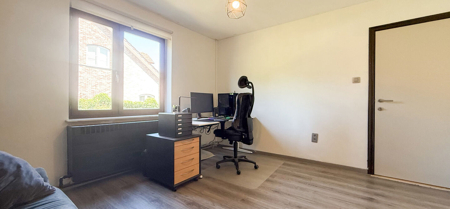 Instapklare woning met een uitzonderlijk groot perceel en een rustige ligging. Dan is deze volledig gerenoveerde gezinswoning aan de Schansweg 7 in Houthalen-Helchteren zeker een bezoek waard.

De woning bevindt zich op een prachtig perceel van maar liefs
