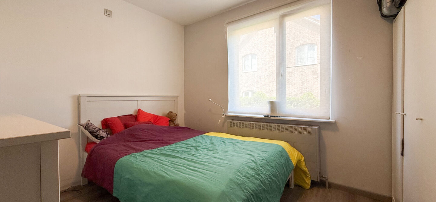 Instapklare woning met een uitzonderlijk groot perceel en een rustige ligging. Dan is deze volledig gerenoveerde gezinswoning aan de Schansweg 7 in Houthalen-Helchteren zeker een bezoek waard.

De woning bevindt zich op een prachtig perceel van maar liefs