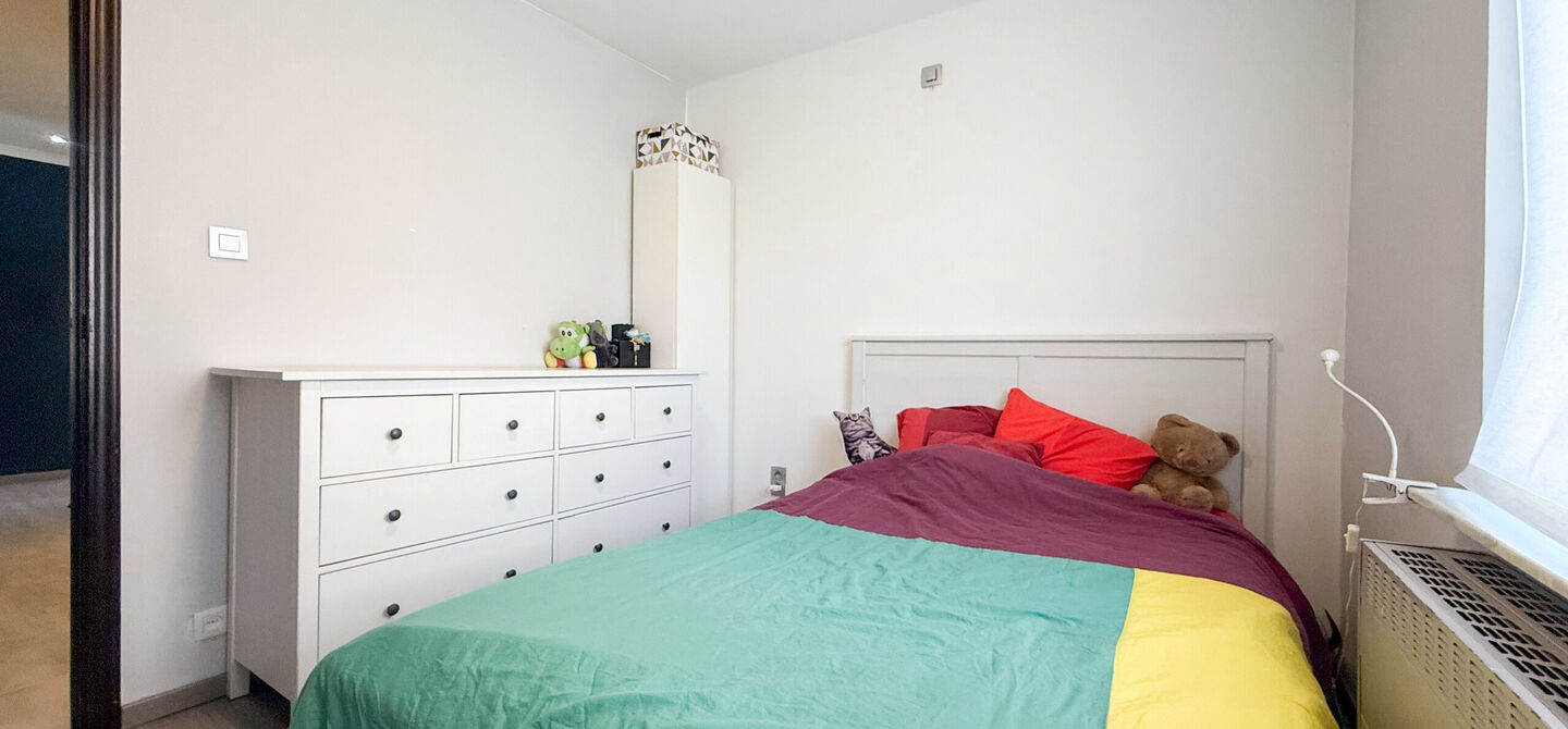 Instapklare woning met een uitzonderlijk groot perceel en een rustige ligging. Dan is deze volledig gerenoveerde gezinswoning aan de Schansweg 7 in Houthalen-Helchteren zeker een bezoek waard.

De woning bevindt zich op een prachtig perceel van maar liefs