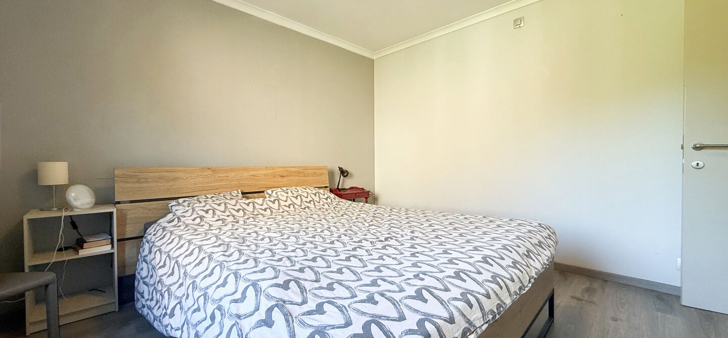 Instapklare woning met een uitzonderlijk groot perceel en een rustige ligging. Dan is deze volledig gerenoveerde gezinswoning aan de Schansweg 7 in Houthalen-Helchteren zeker een bezoek waard.

De woning bevindt zich op een prachtig perceel van maar liefs