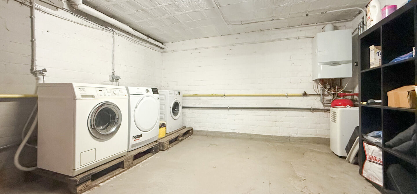 Instapklare woning met een uitzonderlijk groot perceel en een rustige ligging. Dan is deze volledig gerenoveerde gezinswoning aan de Schansweg 7 in Houthalen-Helchteren zeker een bezoek waard.

De woning bevindt zich op een prachtig perceel van maar liefs