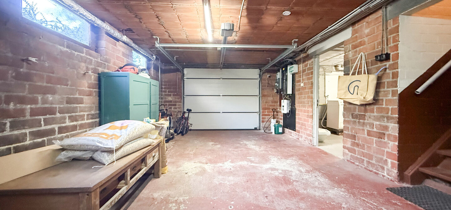 Instapklare woning met een uitzonderlijk groot perceel en een rustige ligging. Dan is deze volledig gerenoveerde gezinswoning aan de Schansweg 7 in Houthalen-Helchteren zeker een bezoek waard.

De woning bevindt zich op een prachtig perceel van maar liefs