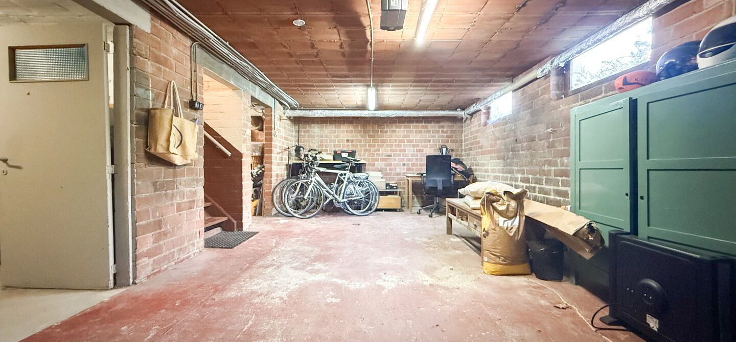 Instapklare woning met een uitzonderlijk groot perceel en een rustige ligging. Dan is deze volledig gerenoveerde gezinswoning aan de Schansweg 7 in Houthalen-Helchteren zeker een bezoek waard.

De woning bevindt zich op een prachtig perceel van maar liefs