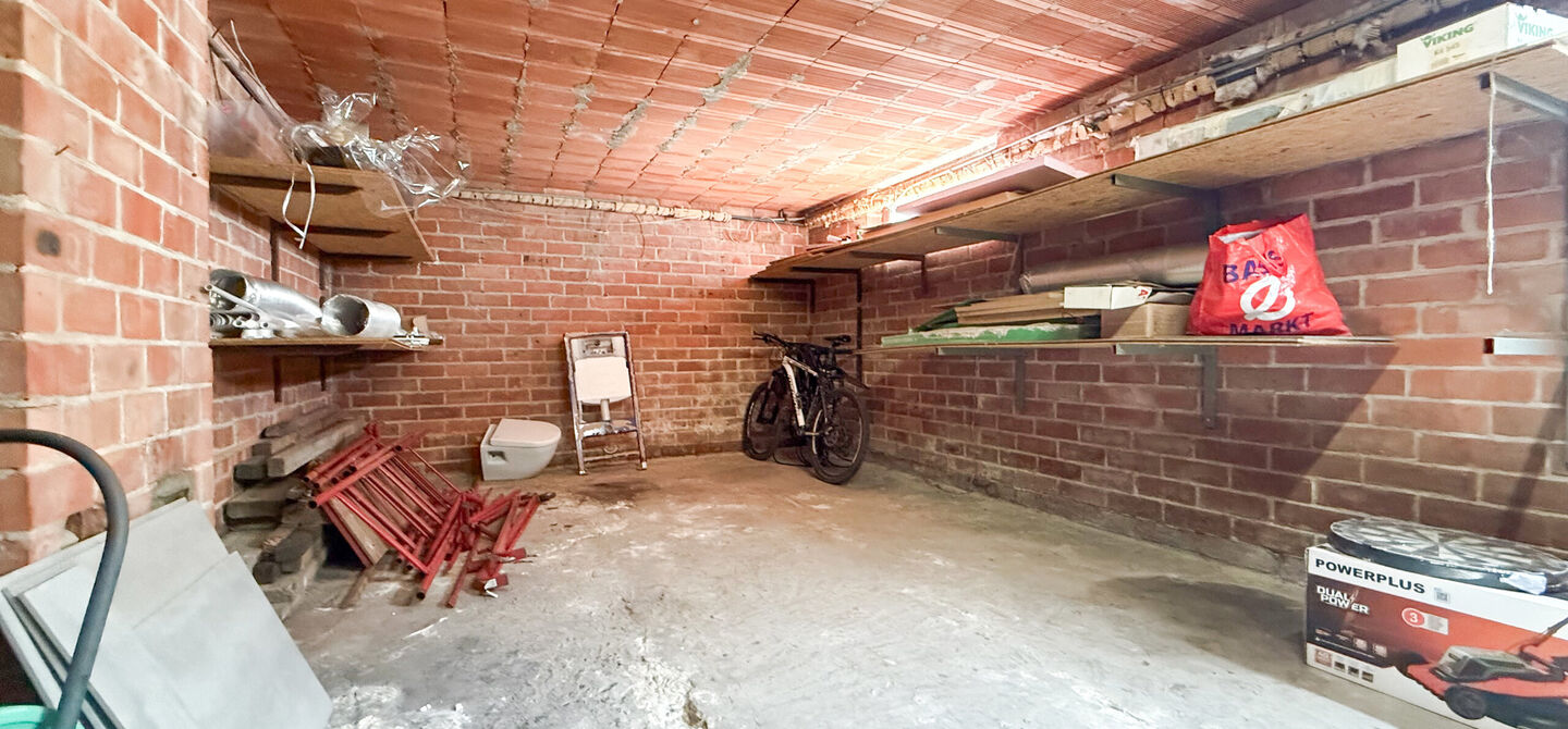 Instapklare woning met een uitzonderlijk groot perceel en een rustige ligging. Dan is deze volledig gerenoveerde gezinswoning aan de Schansweg 7 in Houthalen-Helchteren zeker een bezoek waard.

De woning bevindt zich op een prachtig perceel van maar liefs