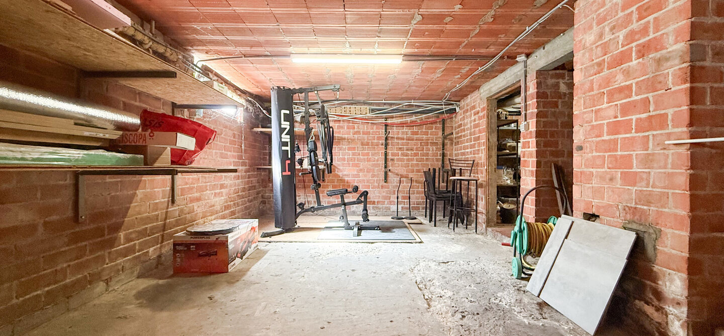 Instapklare woning met een uitzonderlijk groot perceel en een rustige ligging. Dan is deze volledig gerenoveerde gezinswoning aan de Schansweg 7 in Houthalen-Helchteren zeker een bezoek waard.

De woning bevindt zich op een prachtig perceel van maar liefs