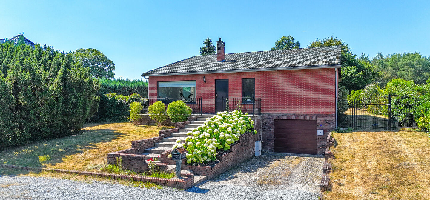 Instapklare woning met een uitzonderlijk groot perceel en een rustige ligging. Dan is deze volledig gerenoveerde gezinswoning aan de Schansweg 7 in Houthalen-Helchteren zeker een bezoek waard.

De woning bevindt zich op een prachtig perceel van maar liefs