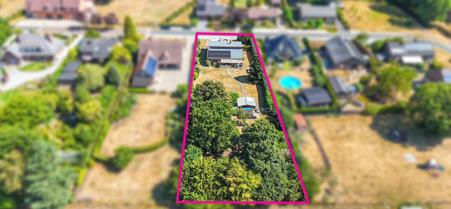 Instapklare woning met een uitzonderlijk groot perceel en een rustige ligging. Dan is deze volledig gerenoveerde gezinswoning aan de Schansweg 7 in Houthalen-Helchteren zeker een bezoek waard.

De woning bevindt zich op een prachtig perceel van maar liefs