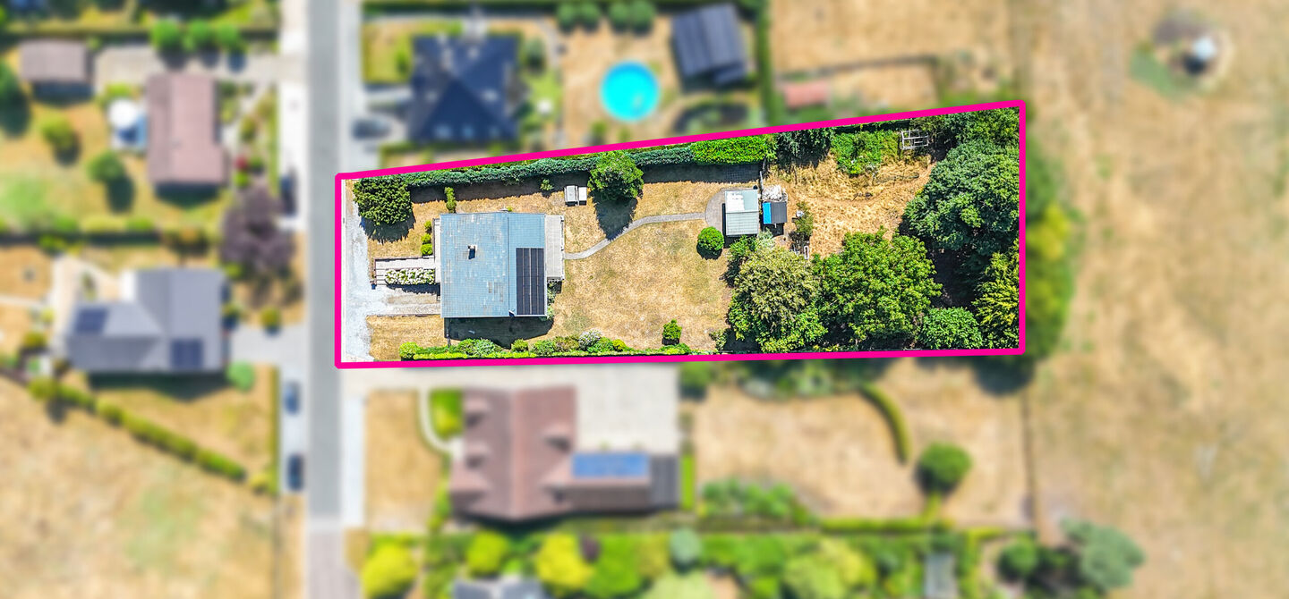 Instapklare woning met een uitzonderlijk groot perceel en een rustige ligging. Dan is deze volledig gerenoveerde gezinswoning aan de Schansweg 7 in Houthalen-Helchteren zeker een bezoek waard.

De woning bevindt zich op een prachtig perceel van maar liefs