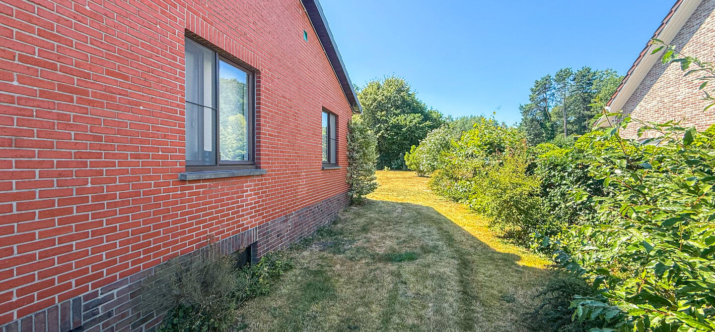 Instapklare woning met een uitzonderlijk groot perceel en een rustige ligging. Dan is deze volledig gerenoveerde gezinswoning aan de Schansweg 7 in Houthalen-Helchteren zeker een bezoek waard.

De woning bevindt zich op een prachtig perceel van maar liefs